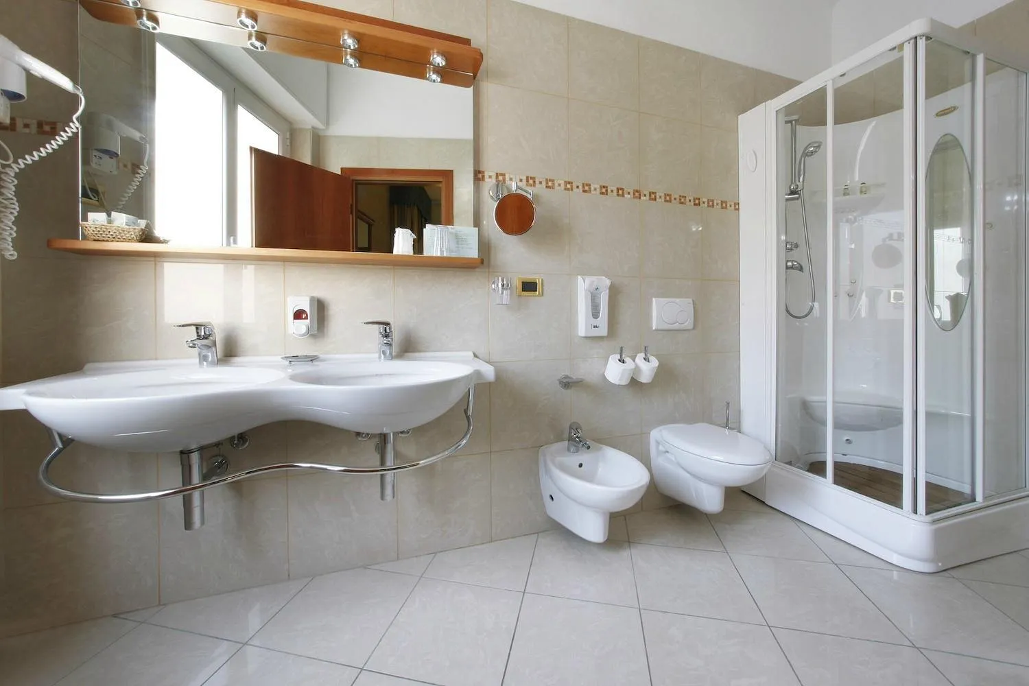 Bagno spazioso con doppio lavabo, doccia idromassaggio, bidet e WC